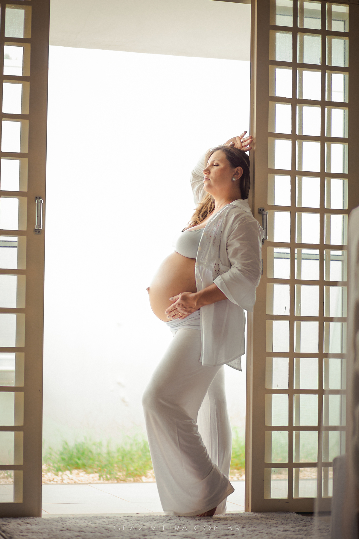 grávida na sacada da casa