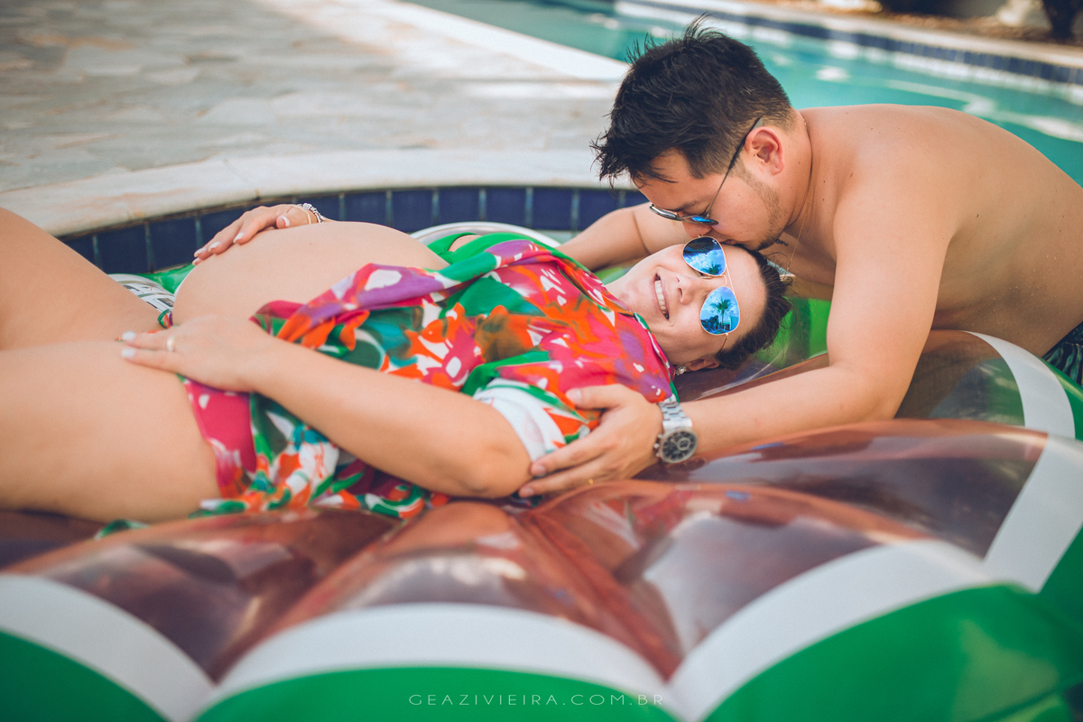 gestante e pai na boia