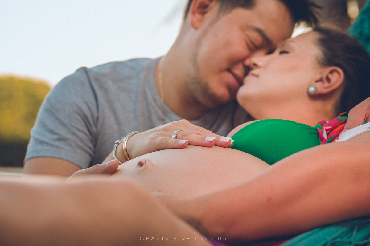 gestante e pai fazendo fotos em casa