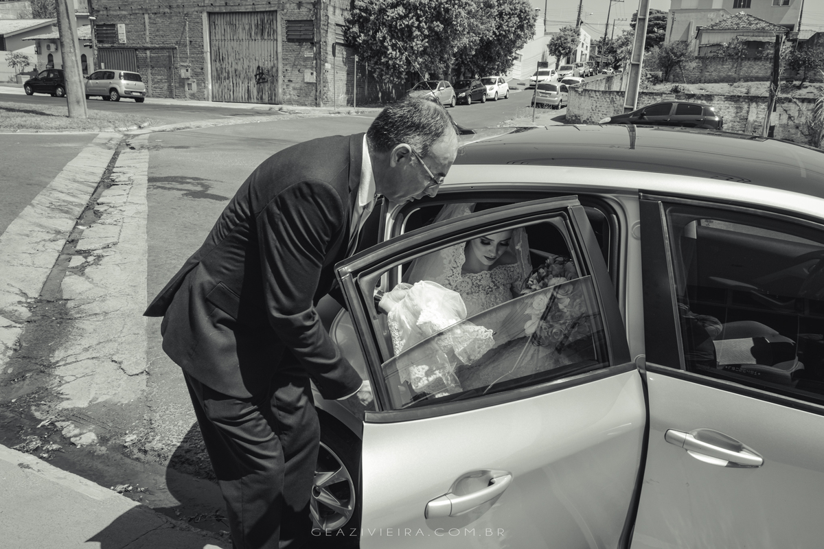 fotografia de casamento noiva saindo do carro