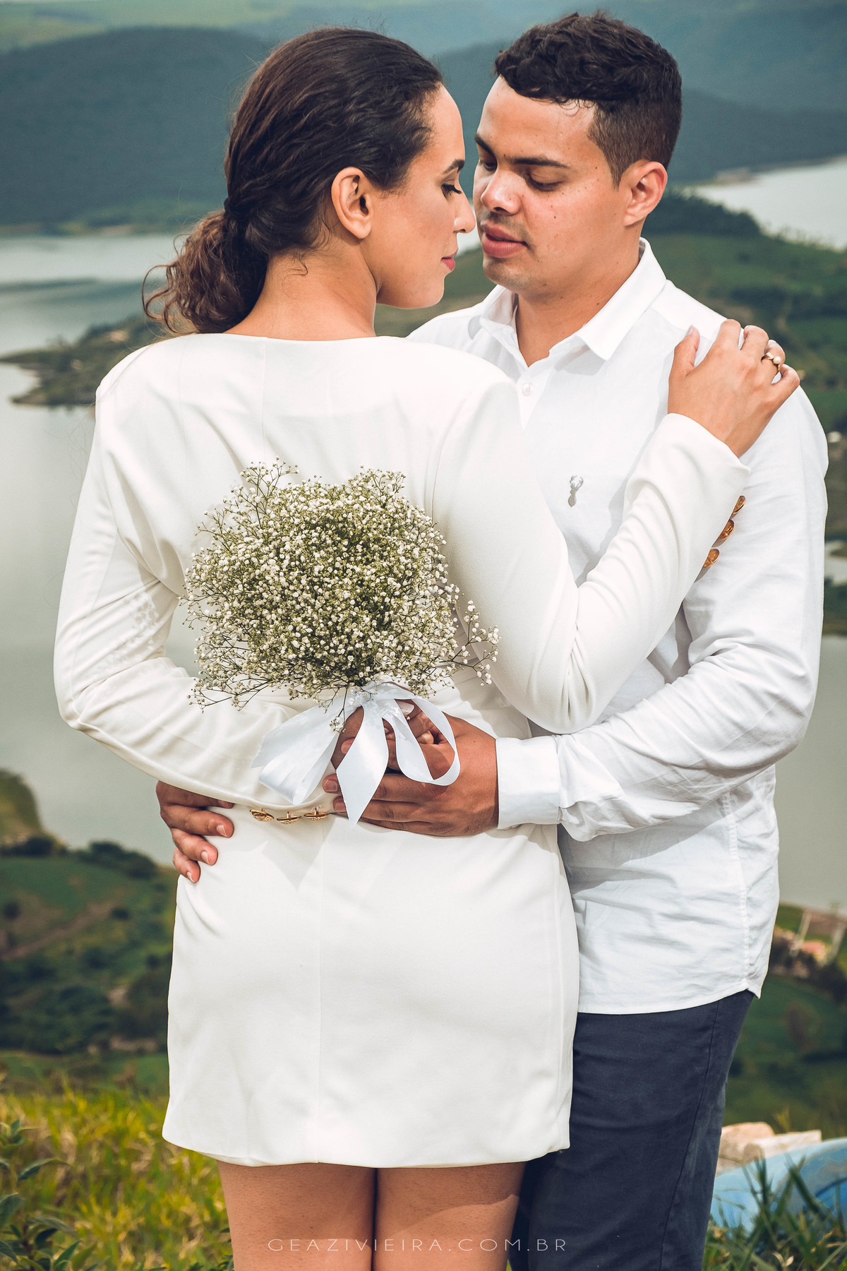 Noiva com buque de mosquitinhos