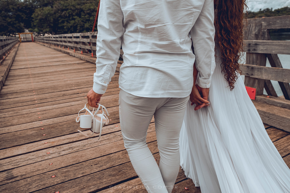 Noivo levando sandalia da noiva foto Geazi Vieira