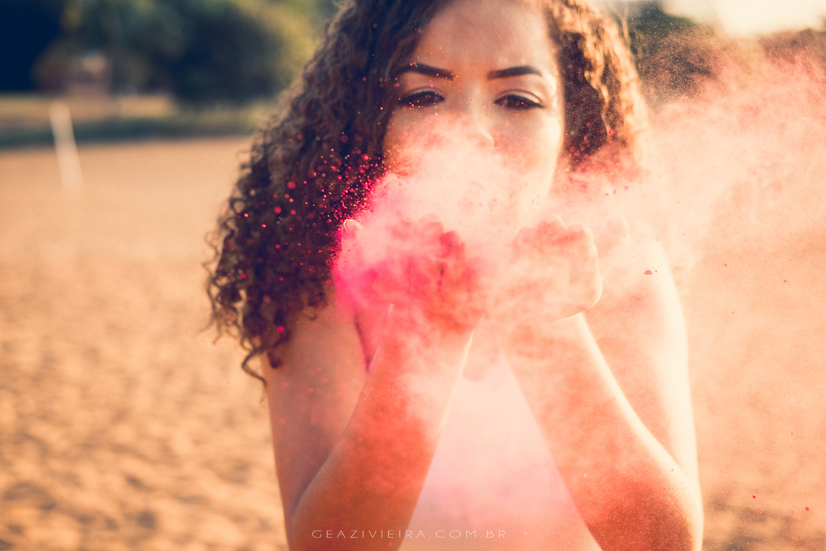 ensaio de 15 anos com pó colorido e fumaça 