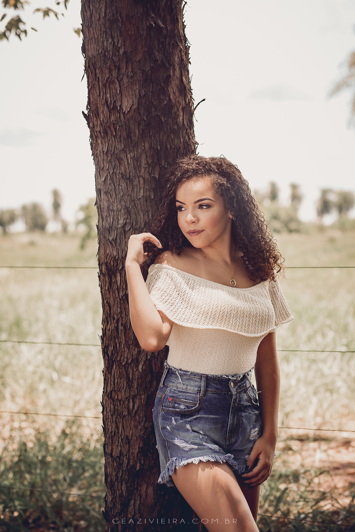Book de 15 anos no campo , com cabelo cacheado 