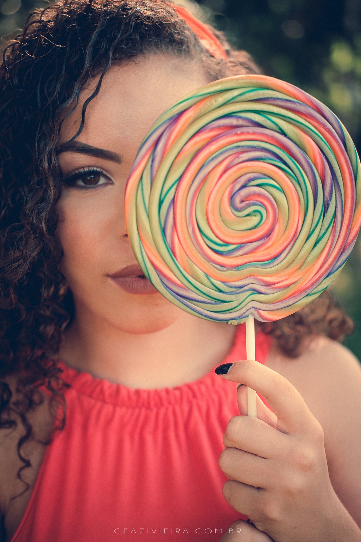 ensaio de 15 anos com pirulito grande redondo e colorido 