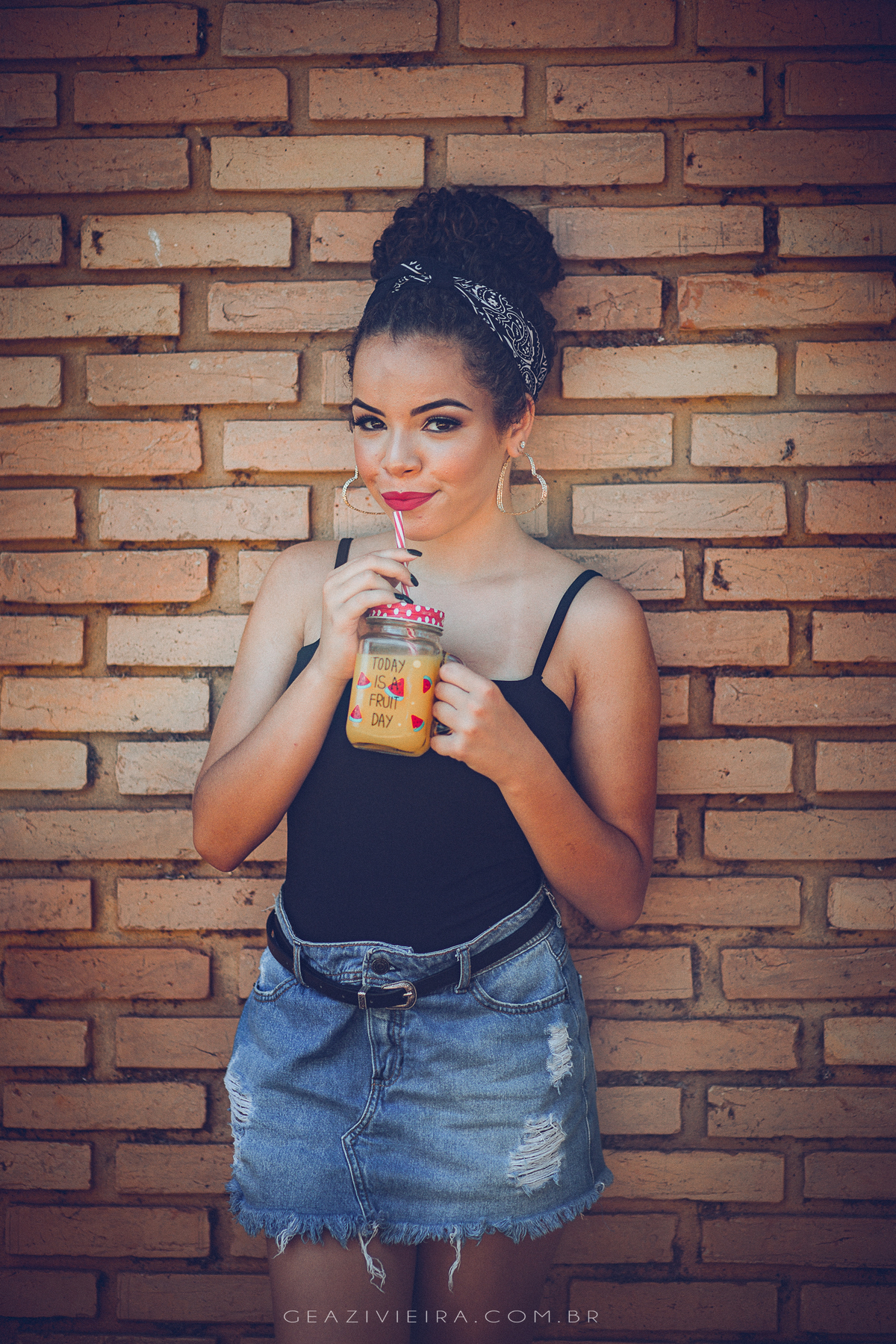 ensaio de 15 anos em presidente Epitácio com suco ,short jeans e blusa preta  