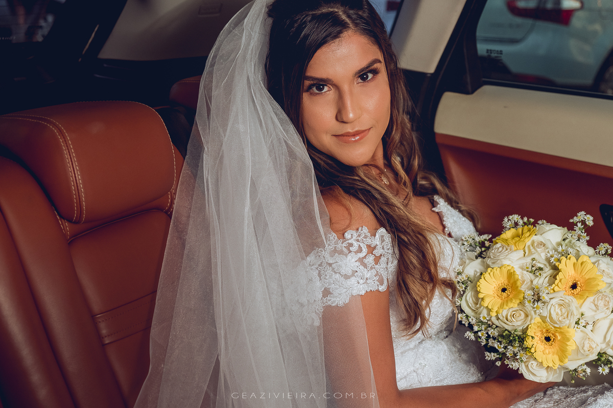 Noiva no carro Fotografo de casamento Geazi Vieira