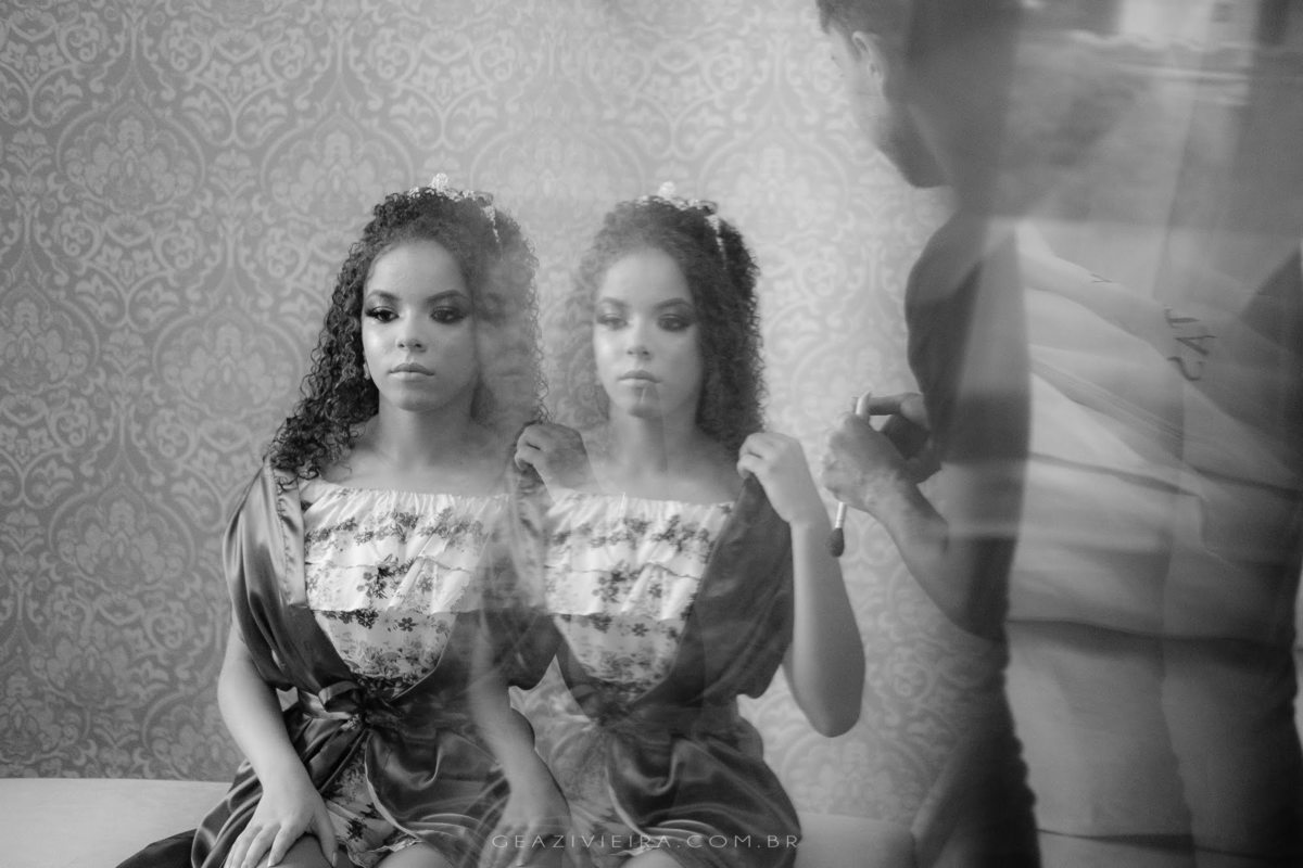 debutante maquiagem no espelho