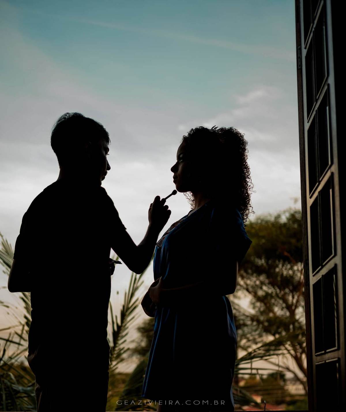 debutante se maquiando na sacada