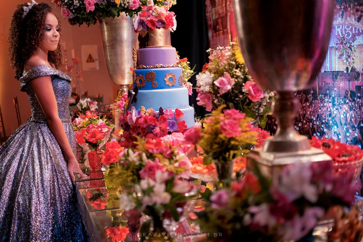 debutante na mesa do bolo