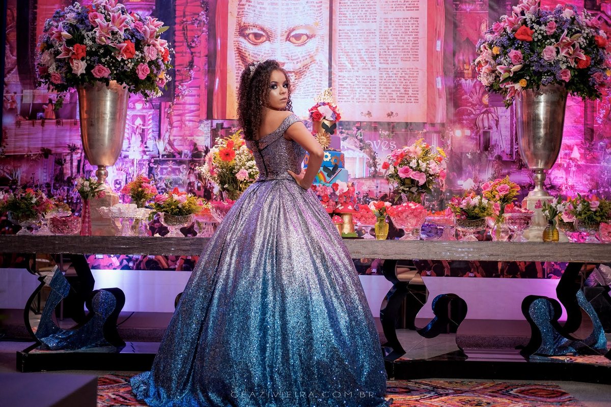 foto de 15 anos na mesa de doces