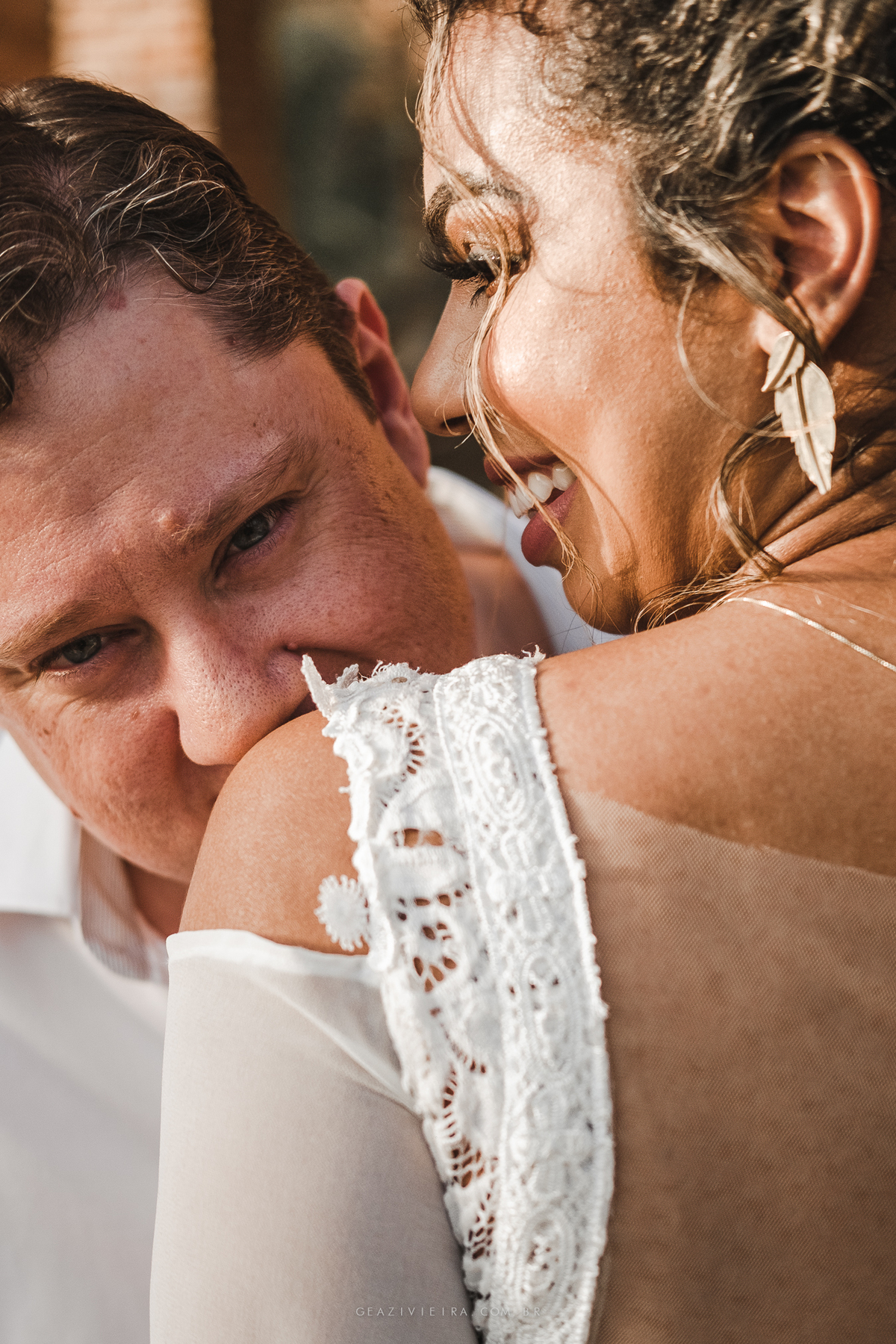 Noivo beijando a noiva