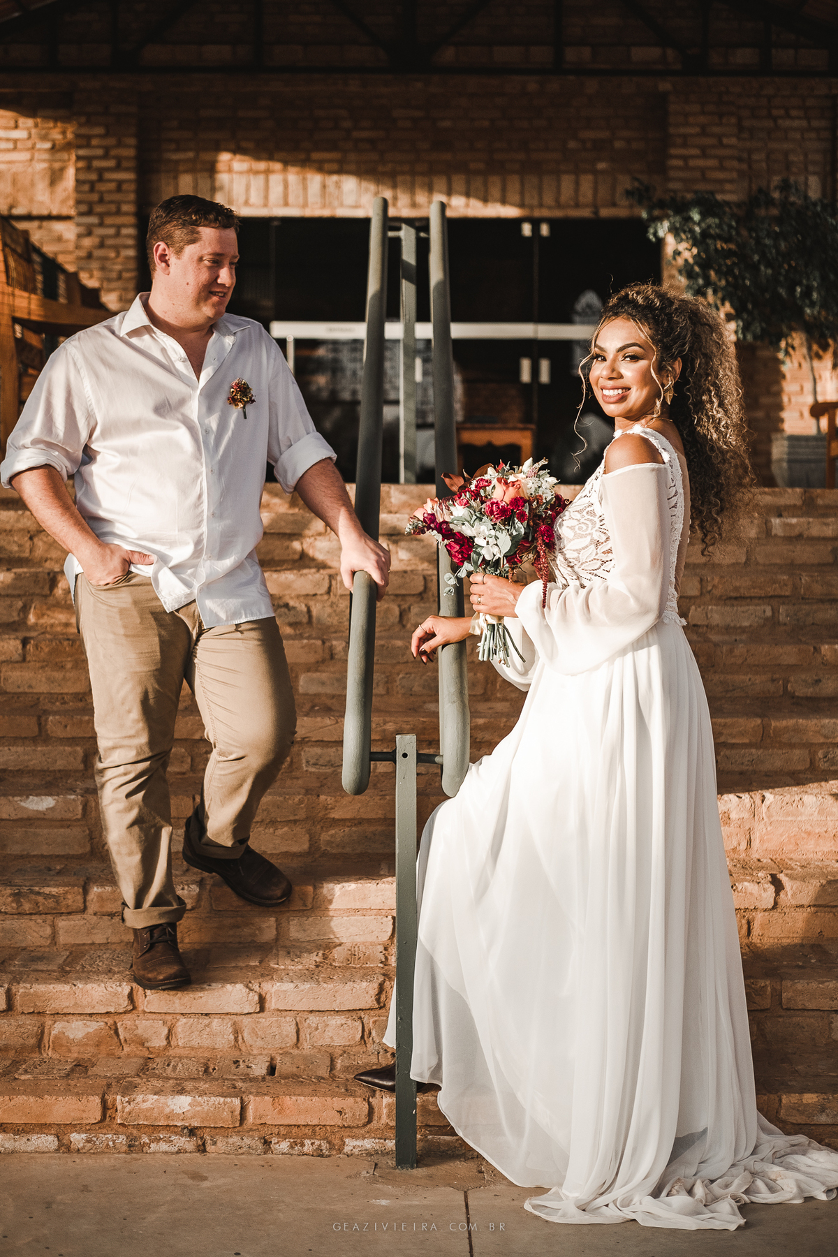 Noivos na escadaria