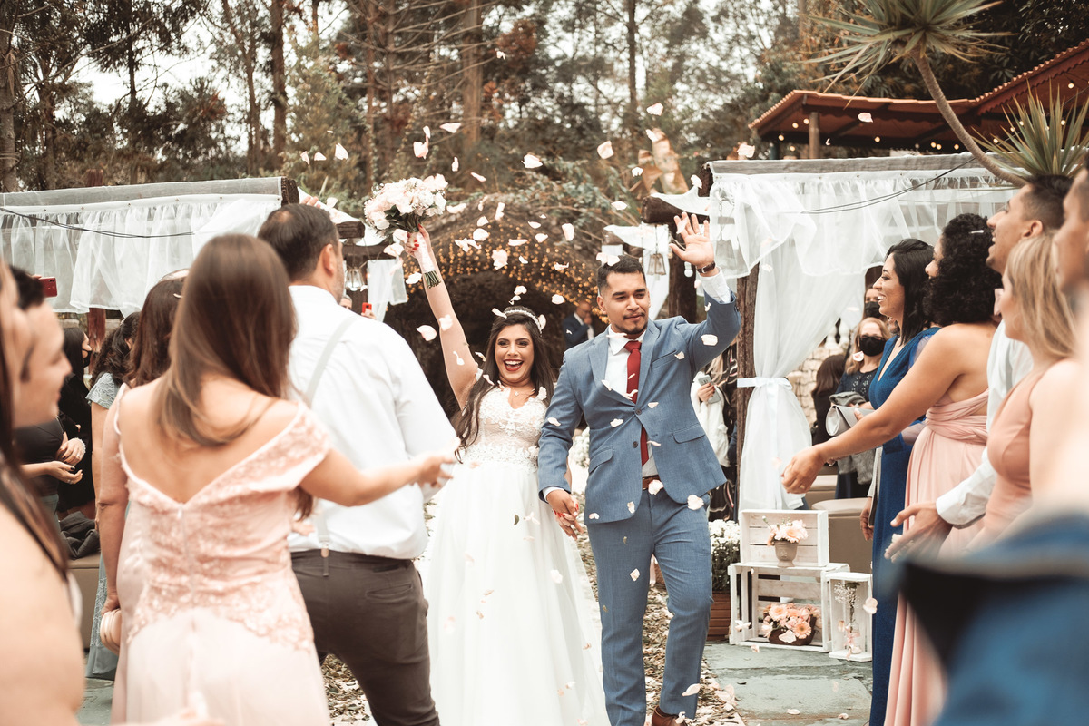 saída dos noivos no casamento 