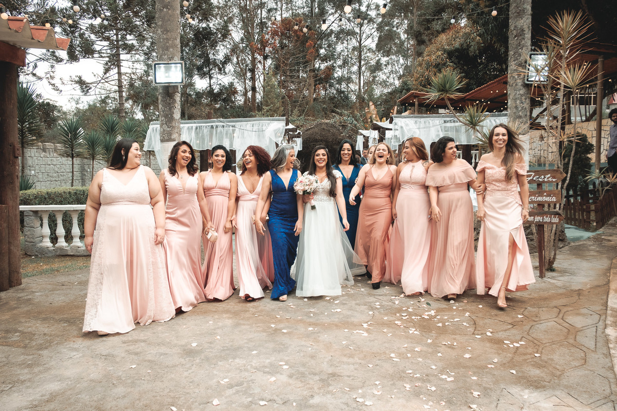 foto de madrinhas diferente com vestidos rose 