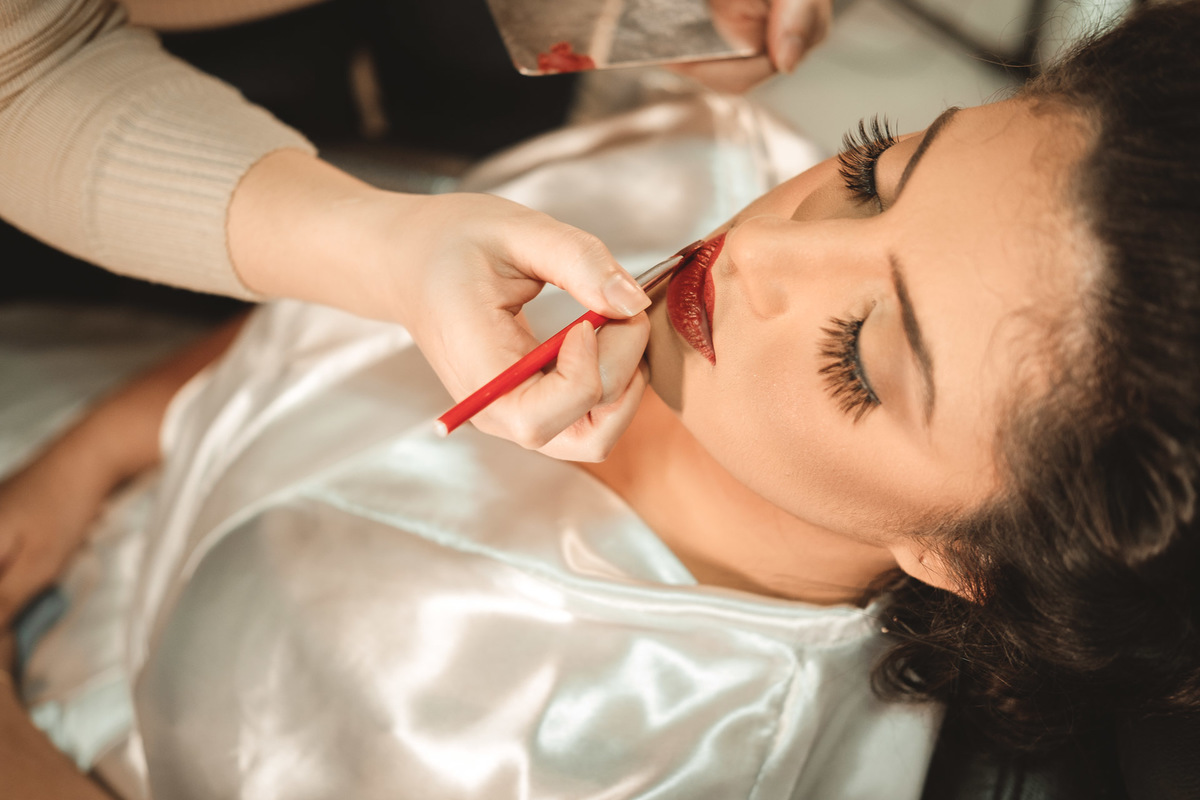 maquiagem para noiva de dia com batom vermelho