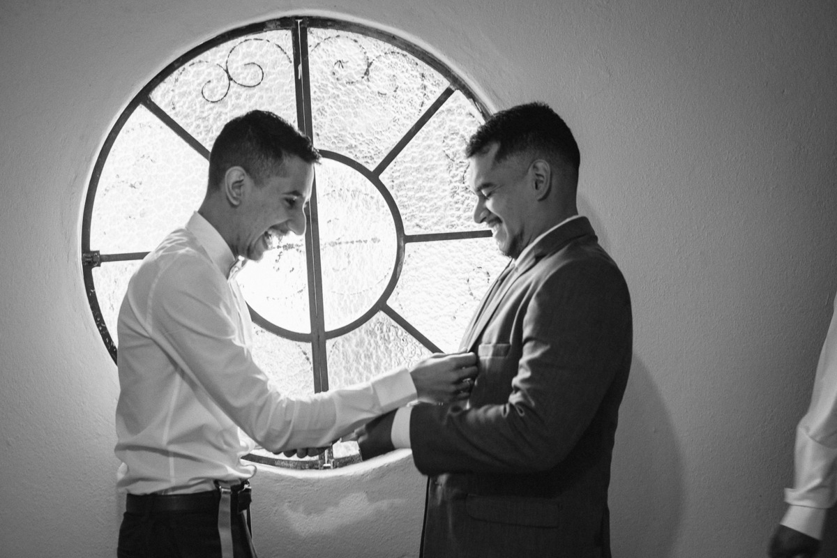 foto de noivo se arrumando para o casamento 