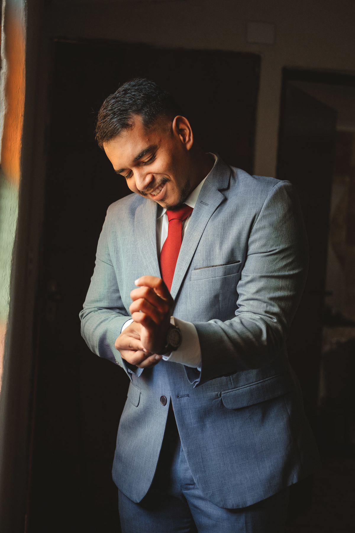 terno para noivo com grata vermelha