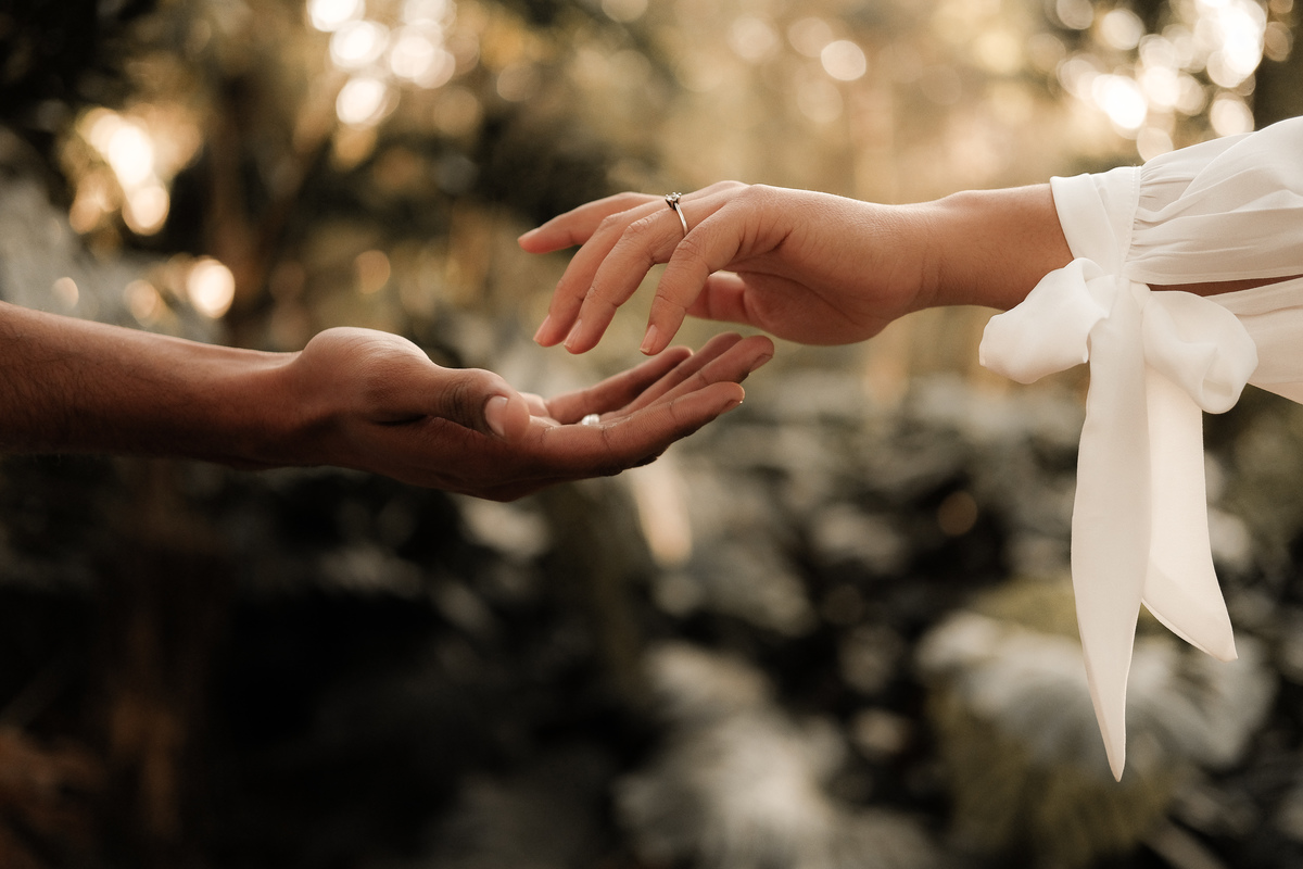 fotos de casal diferente com aliança