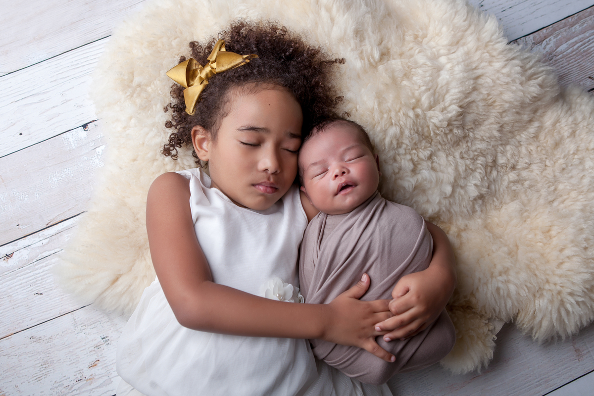 Fotografia de Newborn irmã, realizada no Estúdio Fotográfico Rosi Lima Fotografia, localizado na região do Barreiro, cidade de Belo Horizonte -  MG