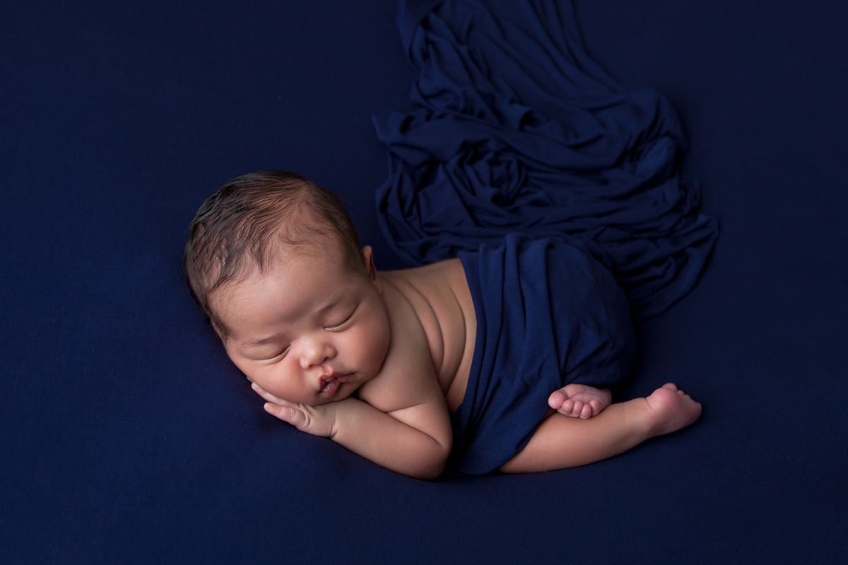 Fotografia de bebe newborn de bruços, realizada no Estúdio Fotográfico Rosi Lima Fotografia, localizado na região do Barreiro, cidade de Belo Horizonte -  MG