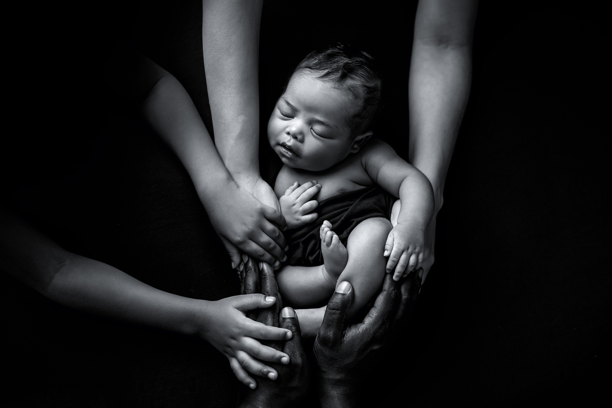 Fotografia de bebê Newborn detalhe das mãos da Familia, realizada no Estúdio Fotográfico Rosi Lima Fotografia, localizado na região do Barreiro, cidade de Belo Horizonte -  MG