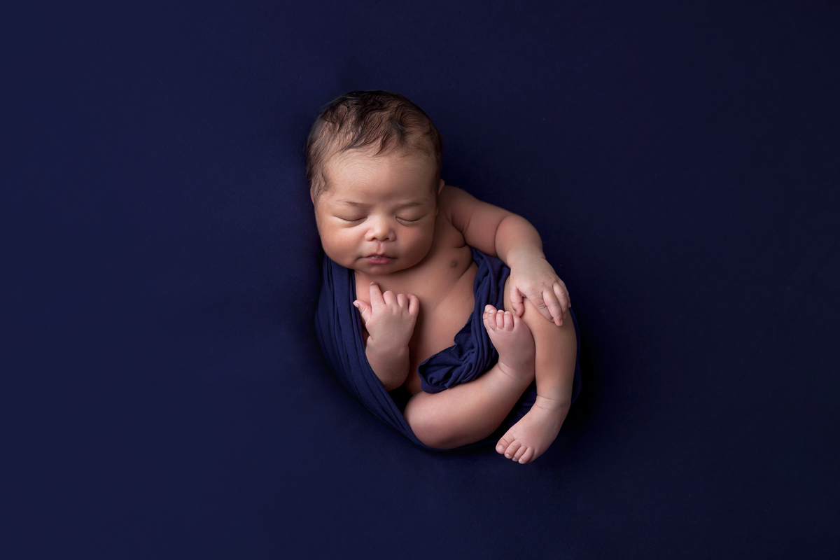 Fotografia de bebê Nweborn de barrigua para cima, realizada no Estúdio Fotográfico Rosi Lima Fotografia, localizado na região do Barreiro, cidade de Belo Horizonte -  MG