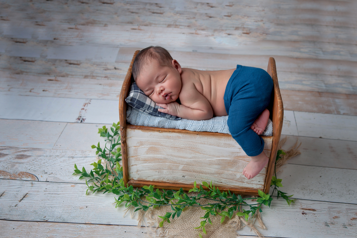 Fotografia de bebê newborn dormindo no bercinho, realizada no Estúdio Fotográfico Rosi Lima Fotografia, localizado na região do Barreiro, cidade de Belo Horizonte -  MG