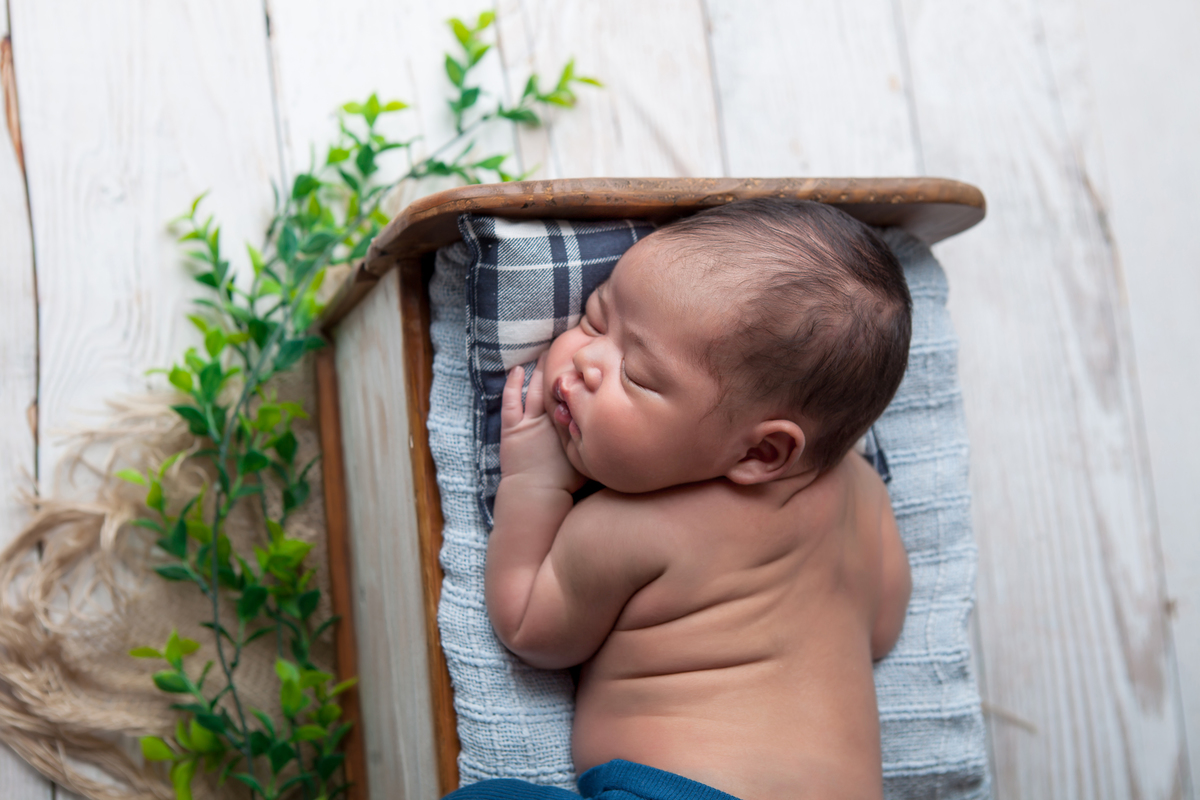 Fotografia de bebê newborn dormindo no bercinho de bruços, realizada no Estúdio Fotográfico Rosi Lima Fotografia, localizado na região do Barreiro, cidade de Belo Horizonte -  MG