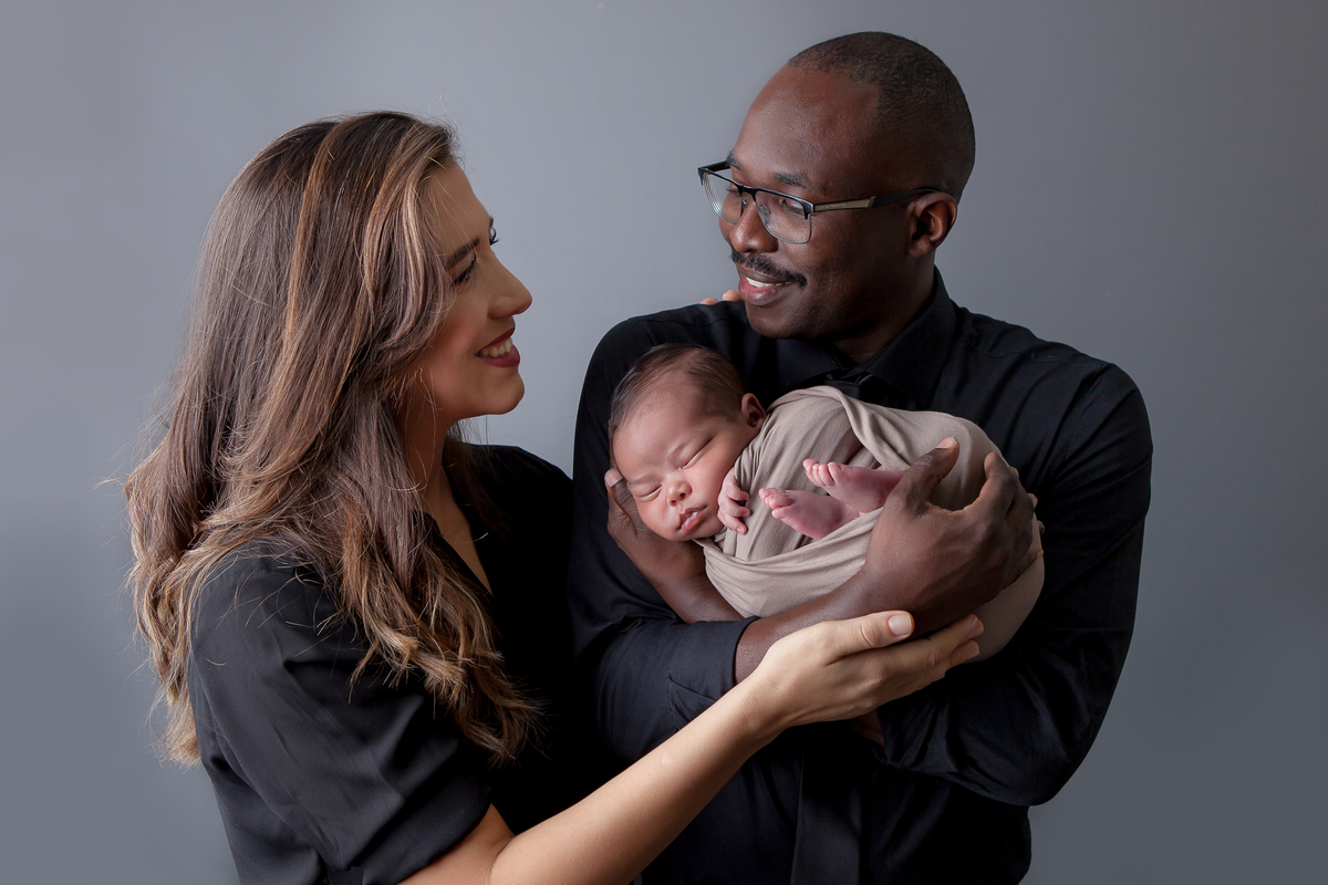 Fotografia os com os pais newborn com muito amor envolvido, realizada no Estúdio Fotográfico Rosi Lima Fotografia, localizado na região do Barreiro, cidade de Belo Horizonte -  MG