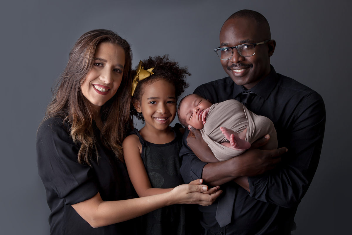Fotografia de família newborn, mãe, pai e irmã, realizada no Estúdio Fotográfico Rosi Lima Fotografia, localizado na região do Barreiro, cidade de Belo Horizonte -  MG