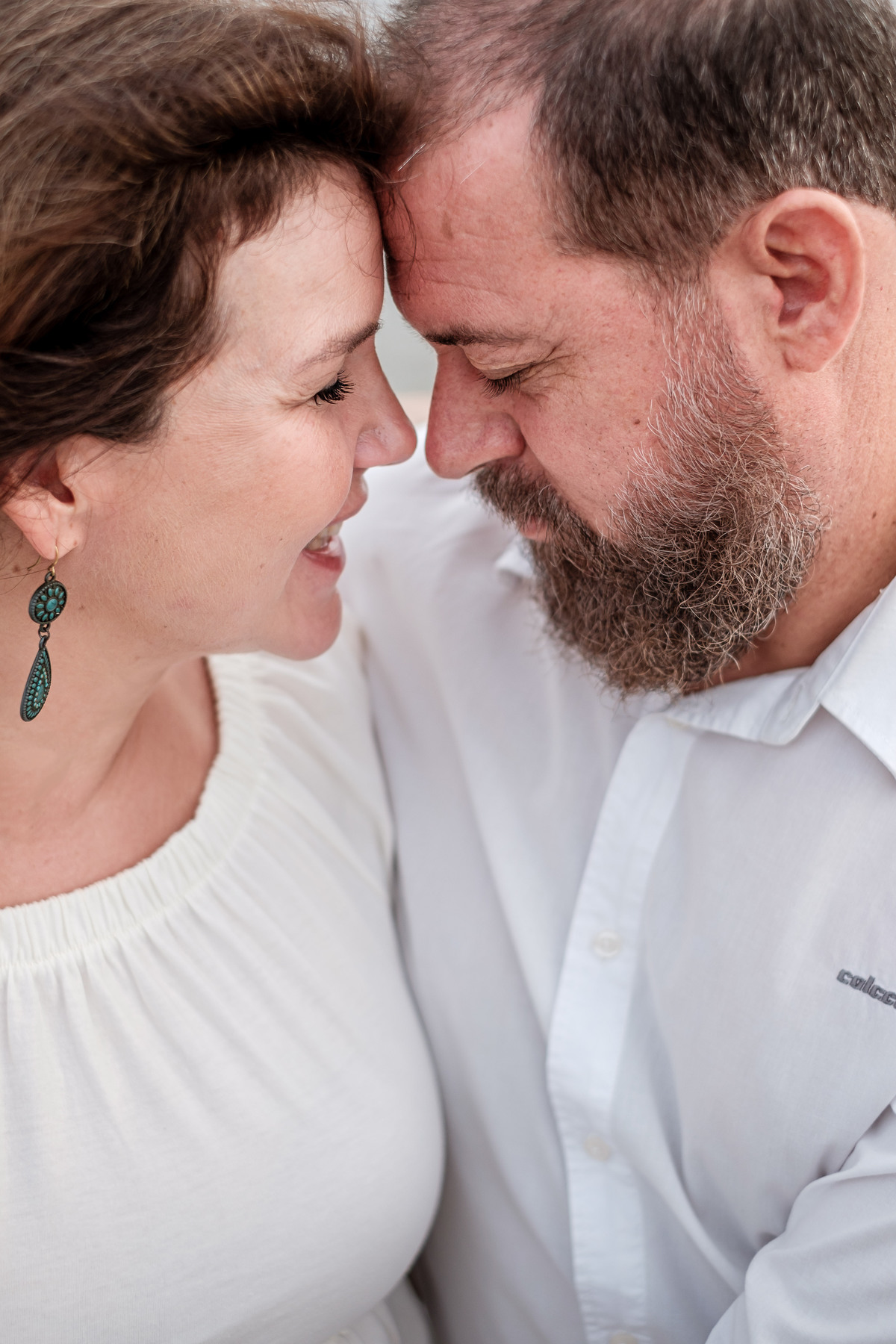 Casal de roupas claras