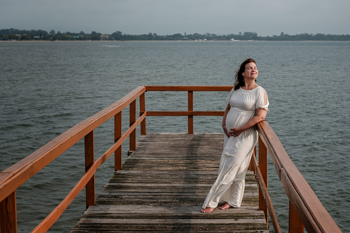 gestante iluminada no trapiche corpo inteiro