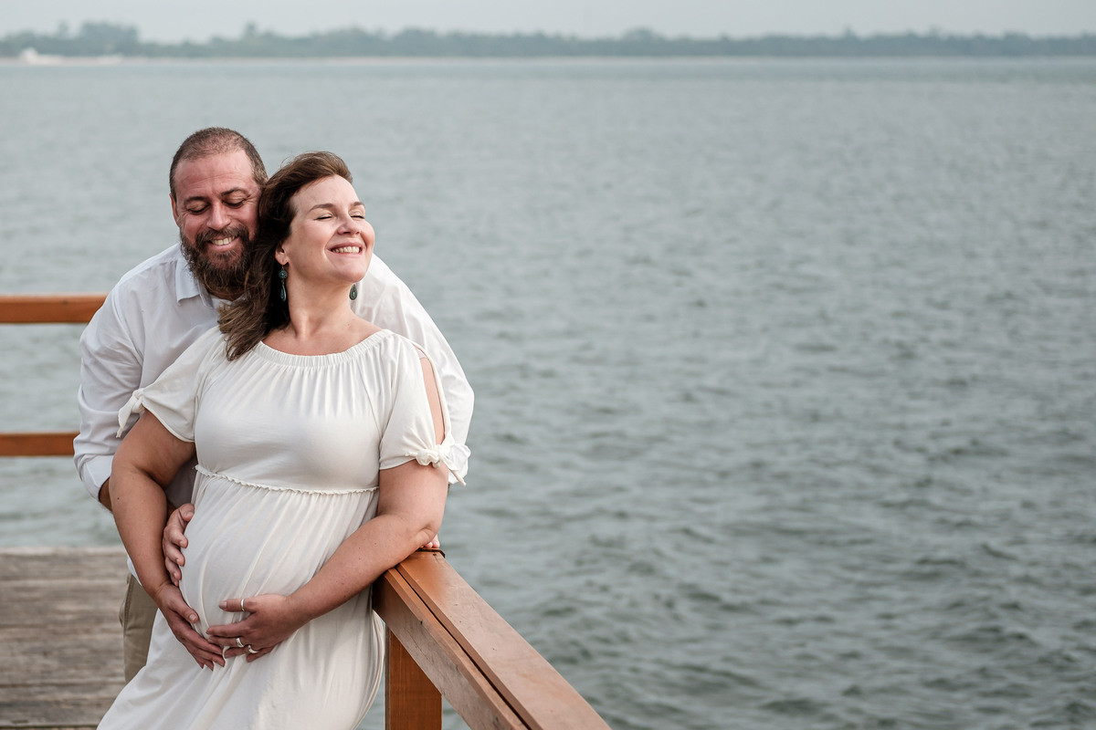 casal  iluminado posando para foto no trapiche