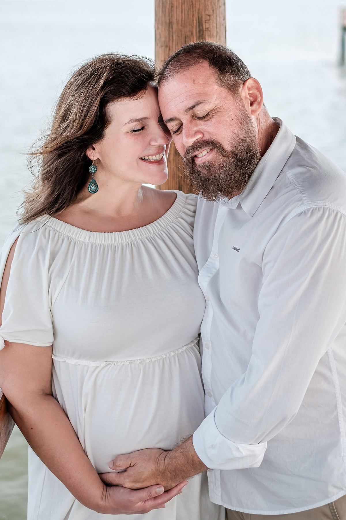 casal sorrindo abraçado