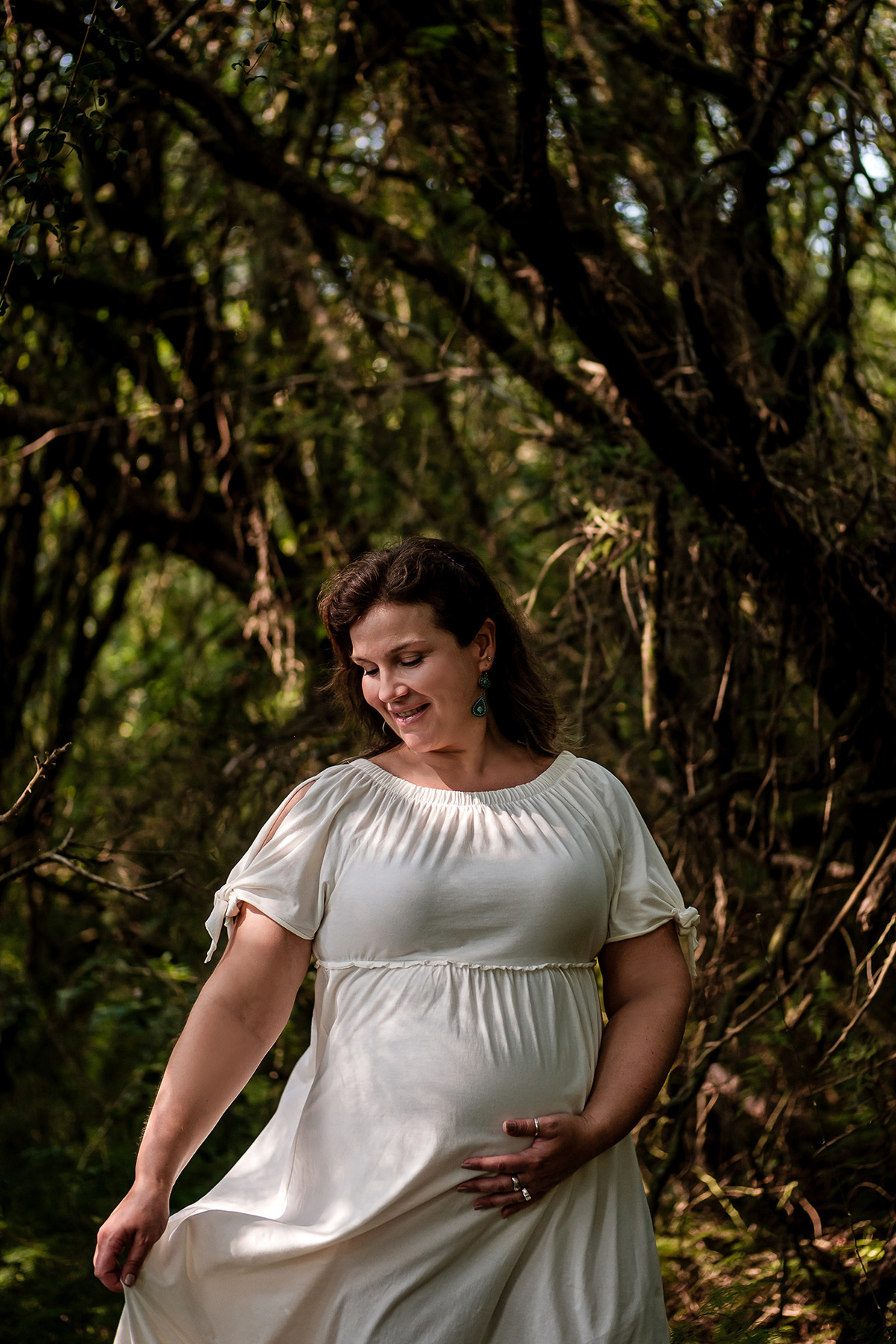 mulher gestante na floresta