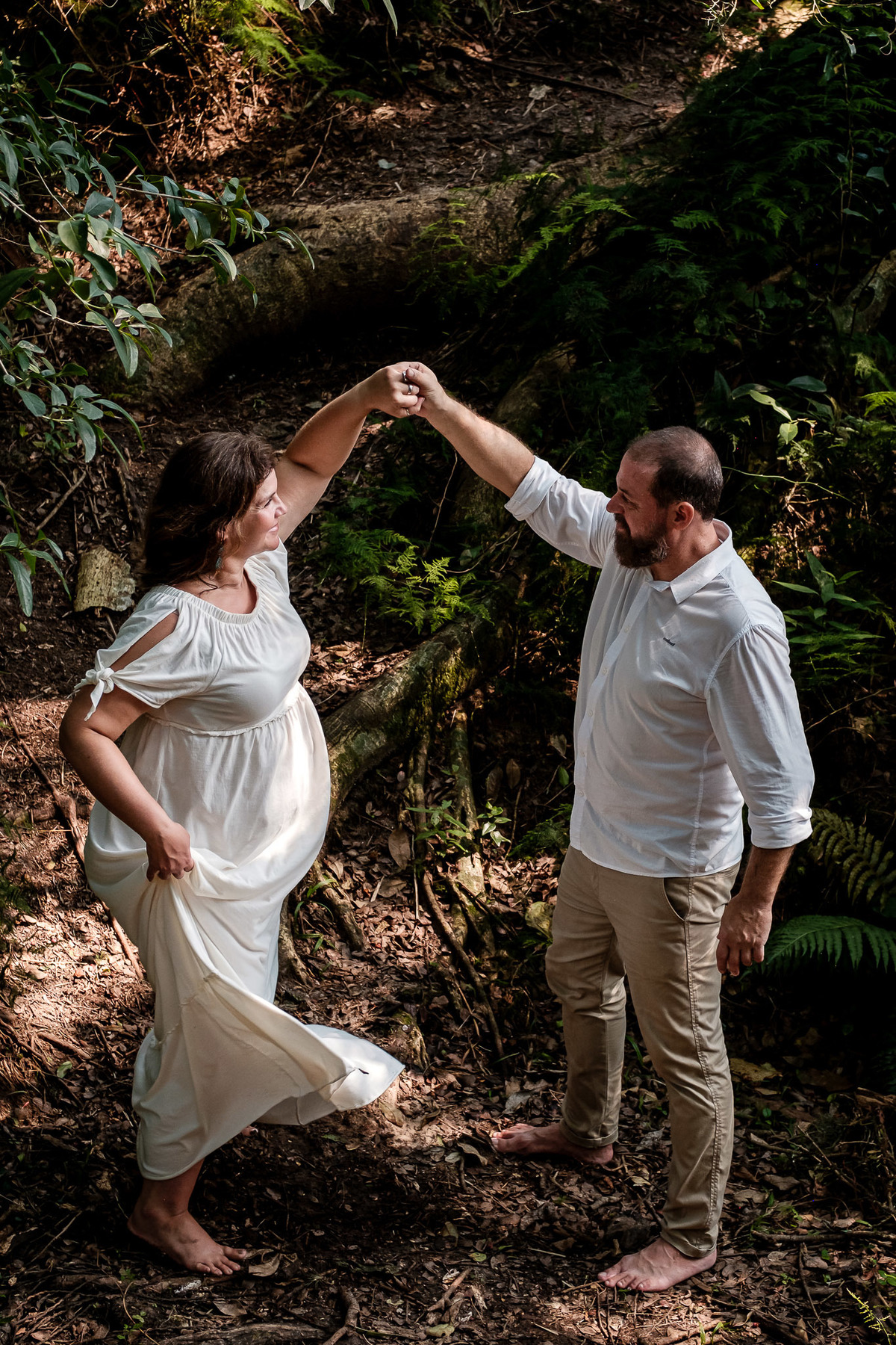 casal dançando na floresta com a força da natureza