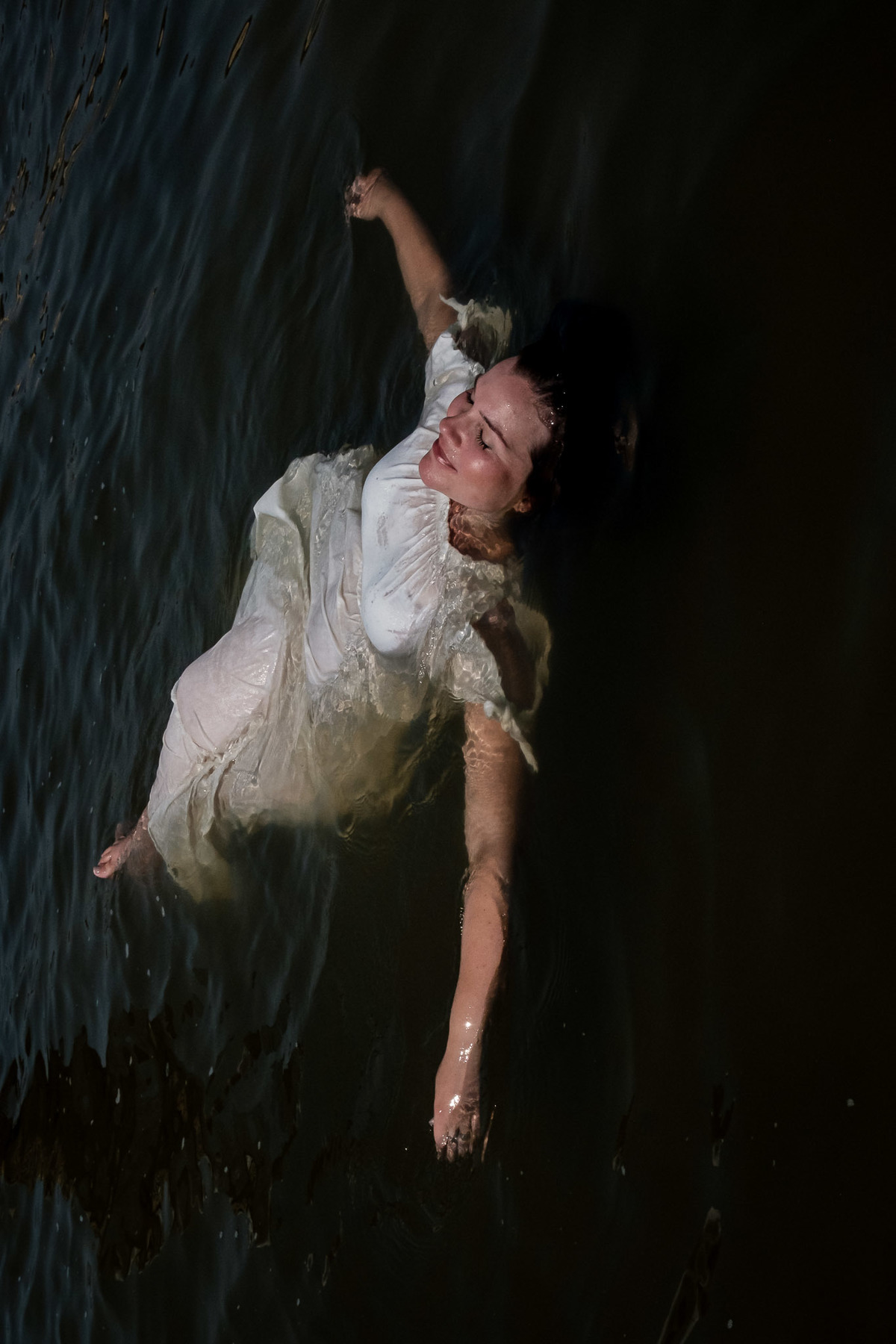 gestante boiando na lagoa foto conceitual