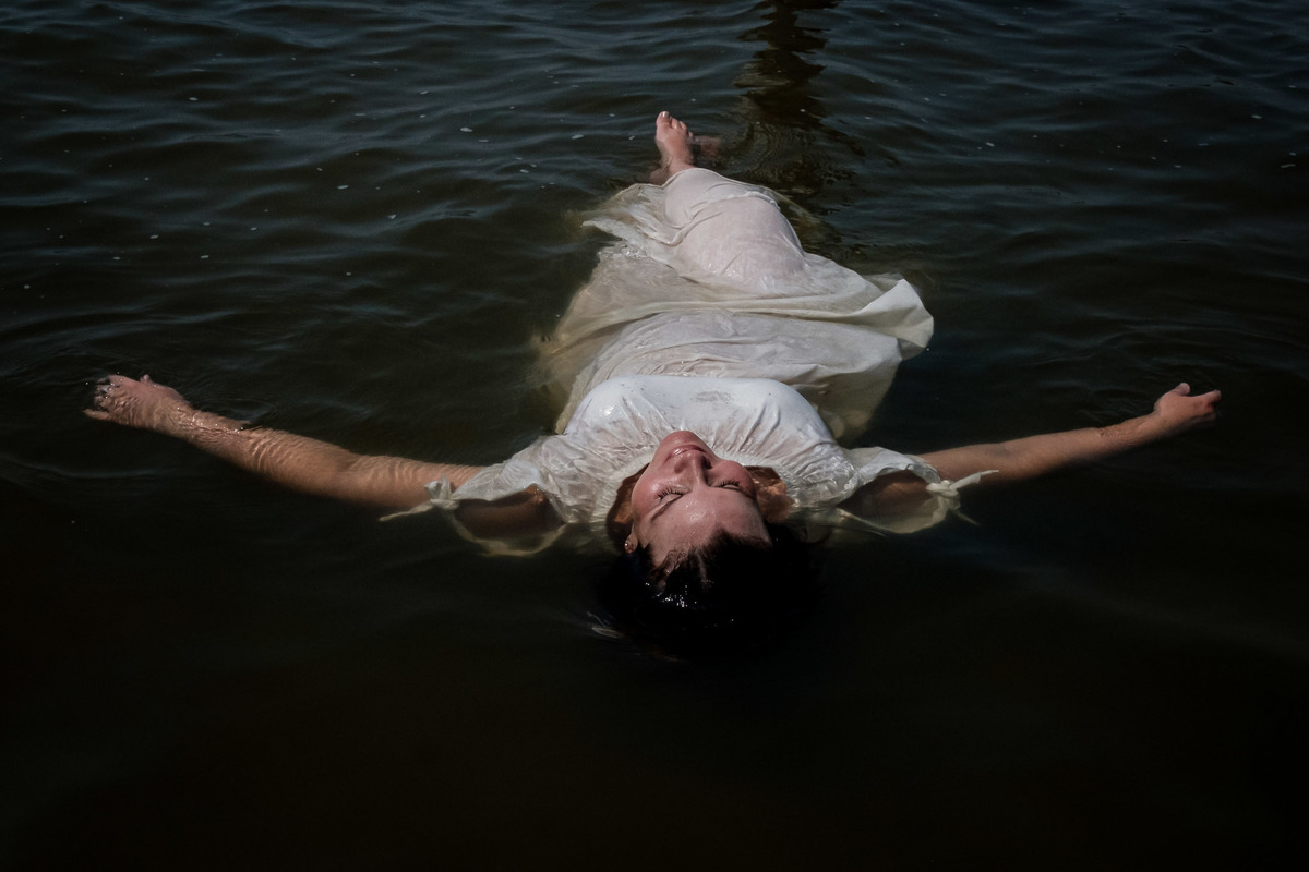 gestante boiando na lagoa a força da natureza
