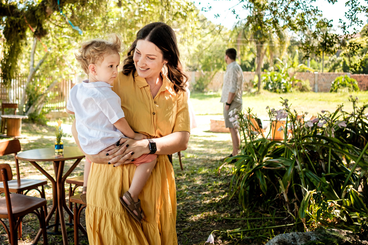mãe e filho chegando no aniversario