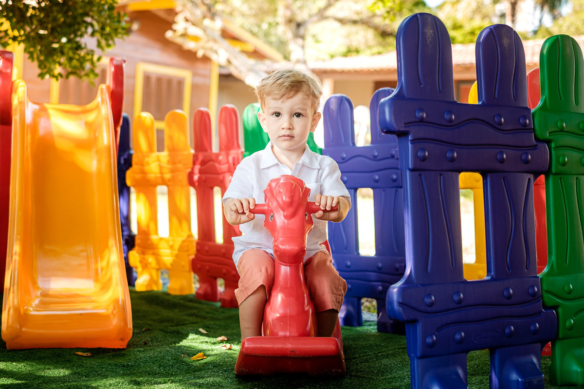 criança brincando nos brinquedos