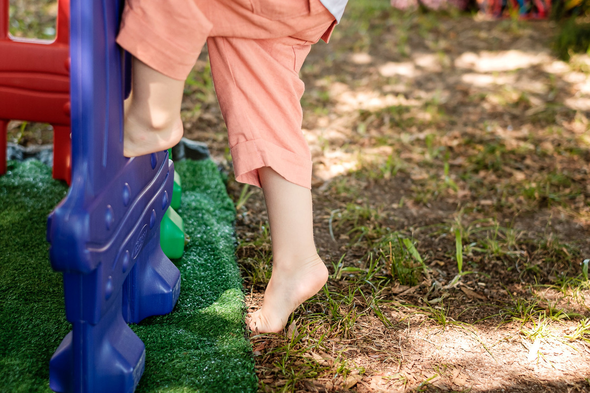 criança brincando de pés descalços