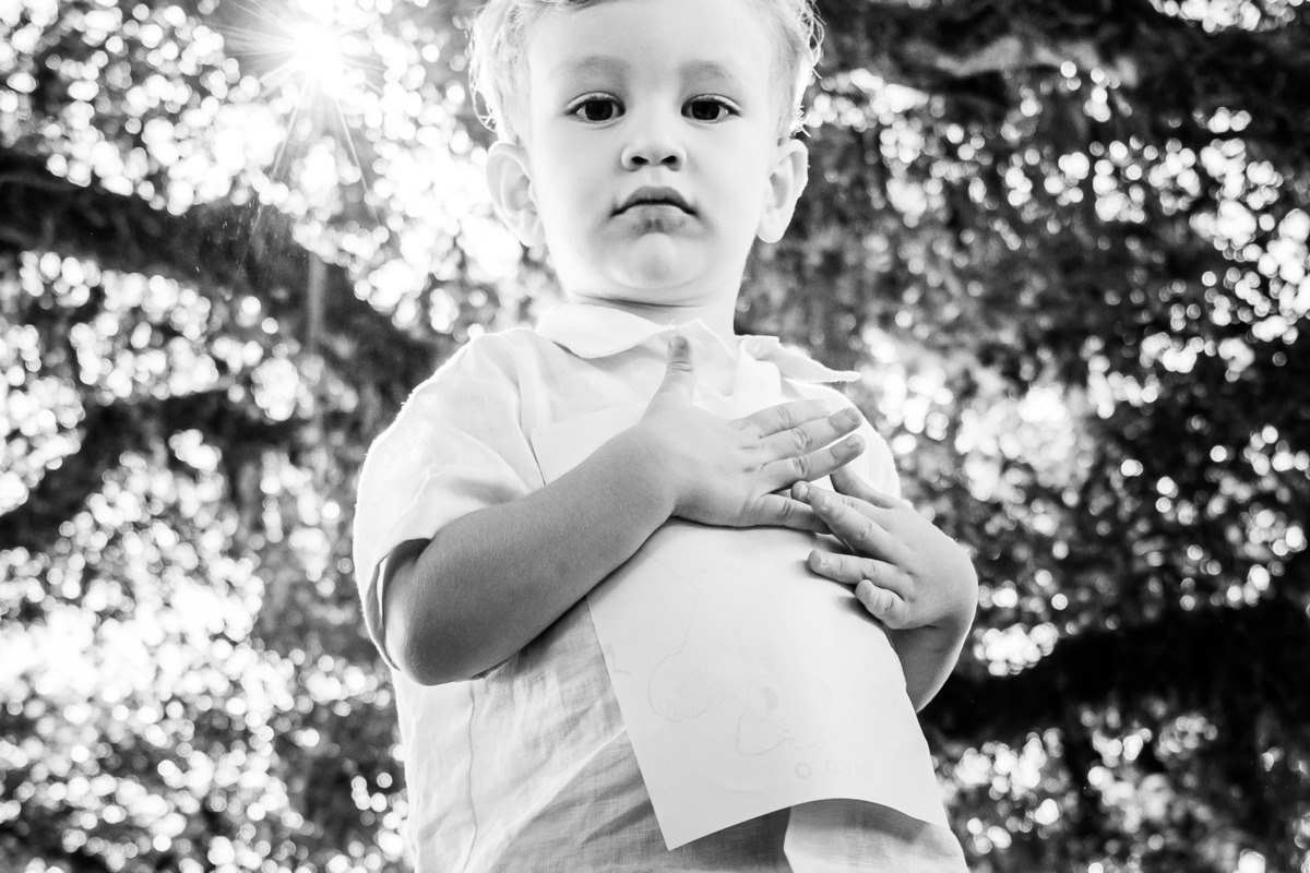 criança brincando com papel