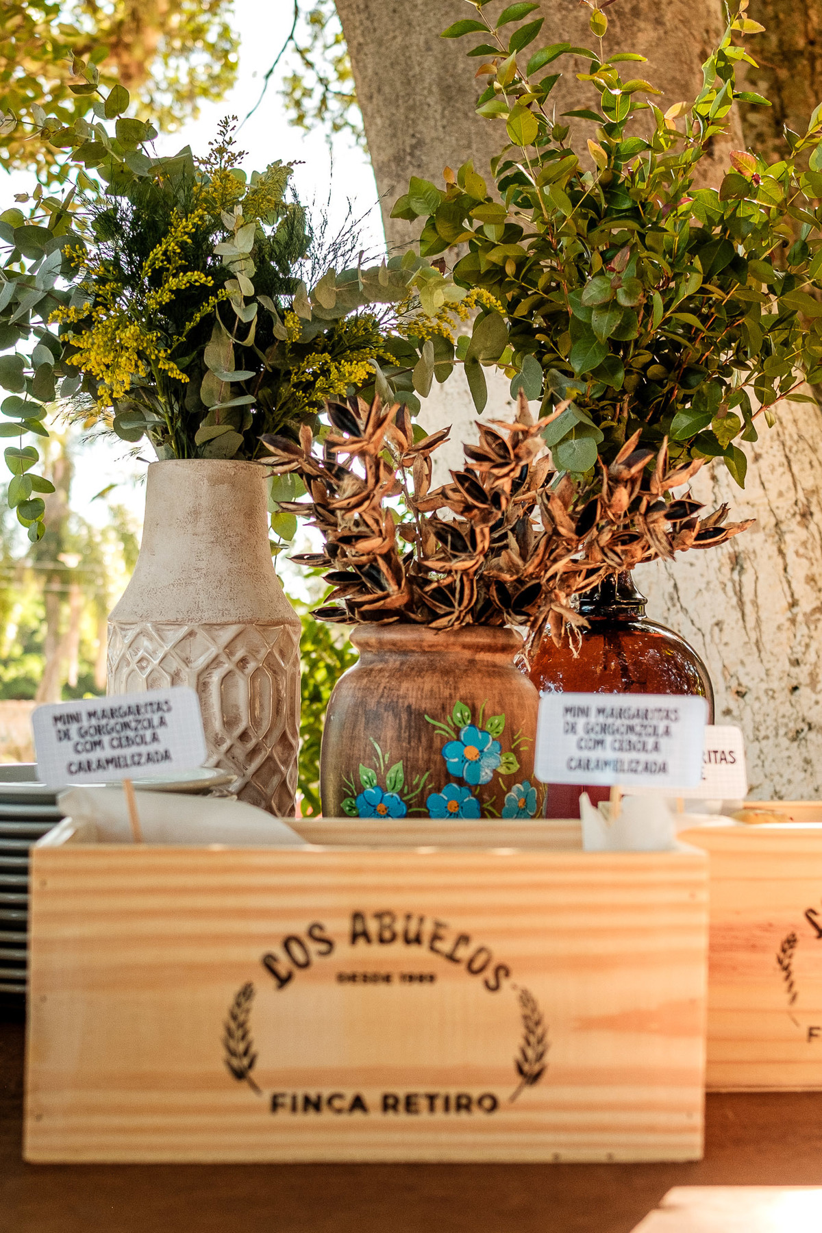 mesa de antepastos decoração com flores