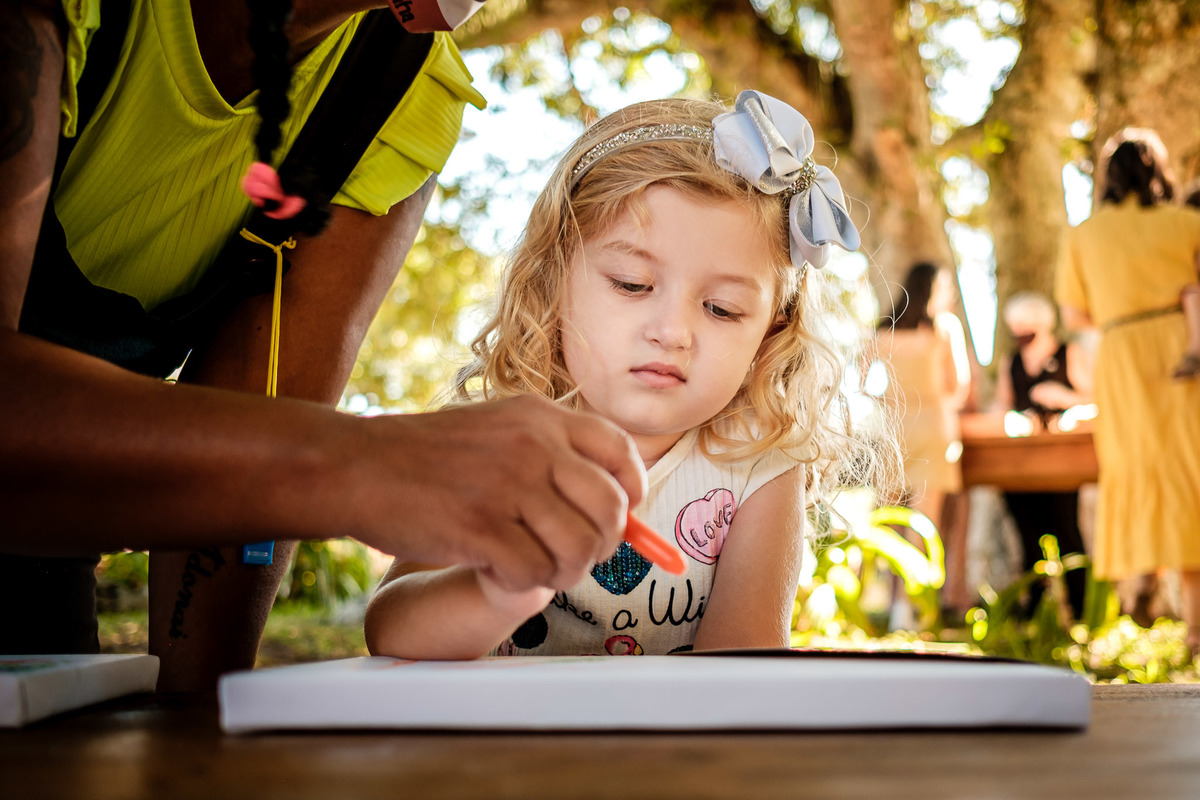 criança brincando com lápis
