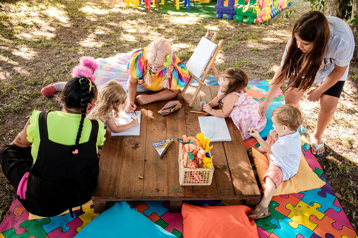 crianças brincando juntas no aniversário
