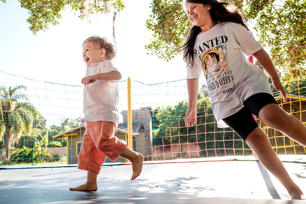 crianças brincando no pula pula