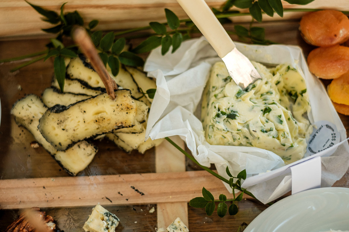 queijos na mesa de antepastos decoração
