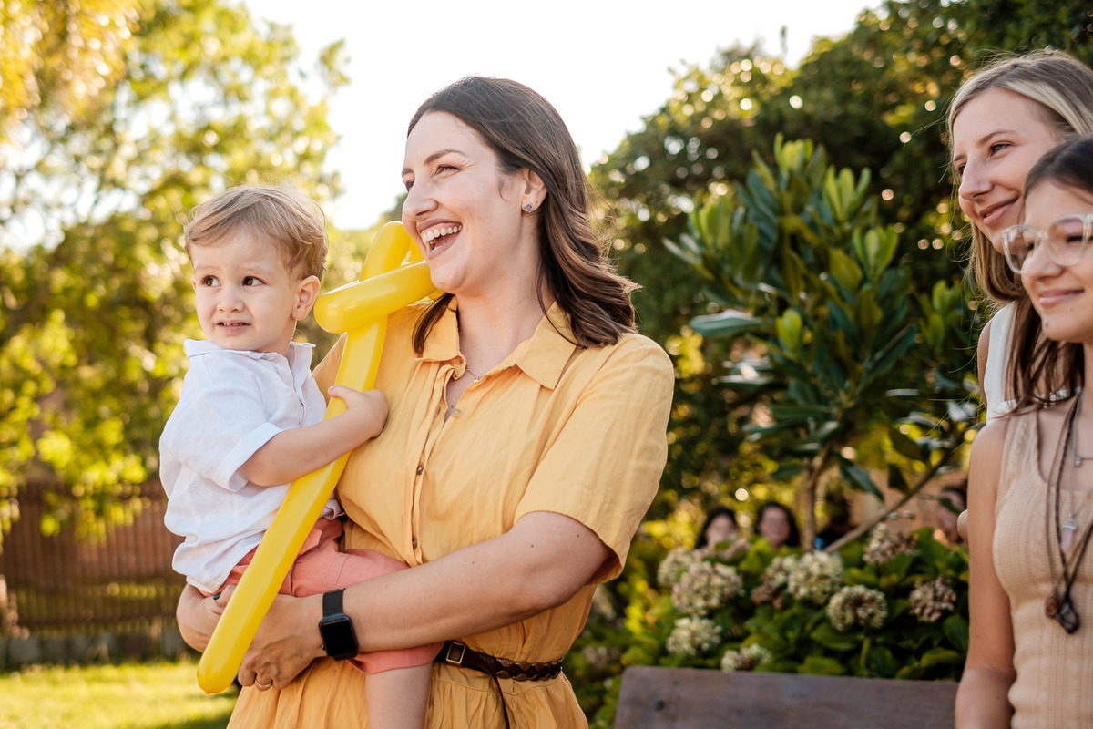 mãe sorrindo com filho