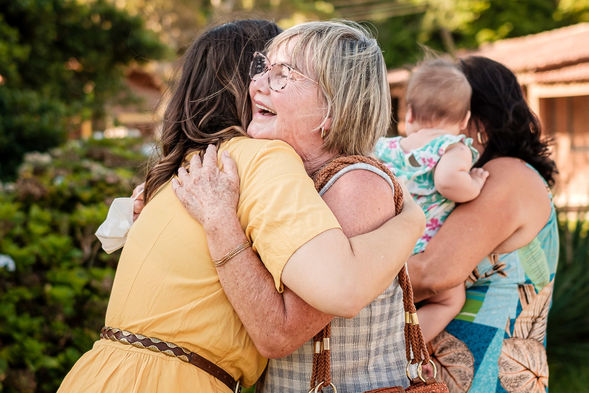 convidados abraçando no aniversário